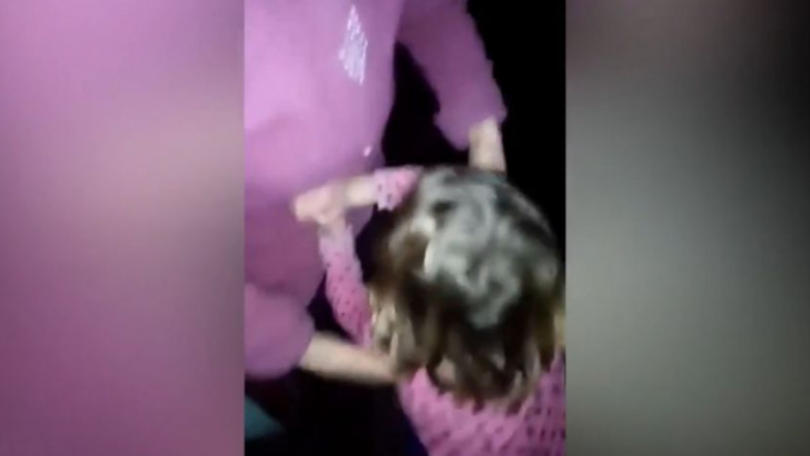 Fetiță de 7 ani, bătută și aruncată în frig 